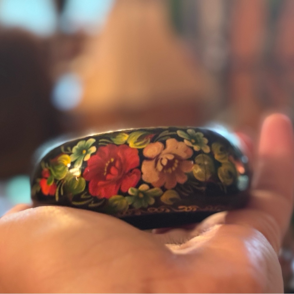 VINTAGE Russian Black Lacquer Floral Painted Bangle Bracelet Small - Picture 4 of 17